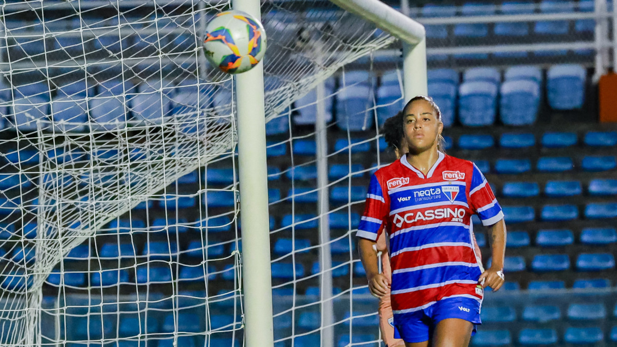 Fortaleza, Ce , BR - 21.11.25 - Classico Rainha - Primeiro jogo da final do campeonato cearense feminino entre as equipes do Ceará e Fortaleza no Estádio Presidente Vargas (FCO FONTENELE/O POVO)