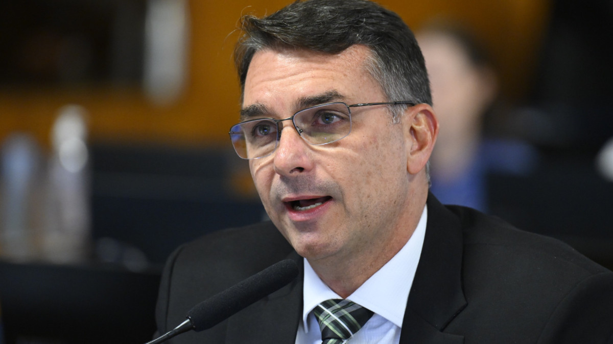 Flávio Bolsonaro convocou vigília para orar pelo pai neste sábado, às 19h, em Brasília