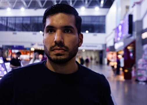 Deputado André Fernandes é hostilizado por manifestante no Aeroporto Pinto Martins, em Fortaleza