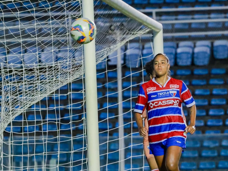 Fortaleza, Ce , BR - 21.11.25 - Classico Rainha - Primeiro jogo da final do campeonato cearense feminino entre as equipes do Ceará e Fortaleza no Estádio Presidente Vargas (FCO FONTENELE/O POVO)
