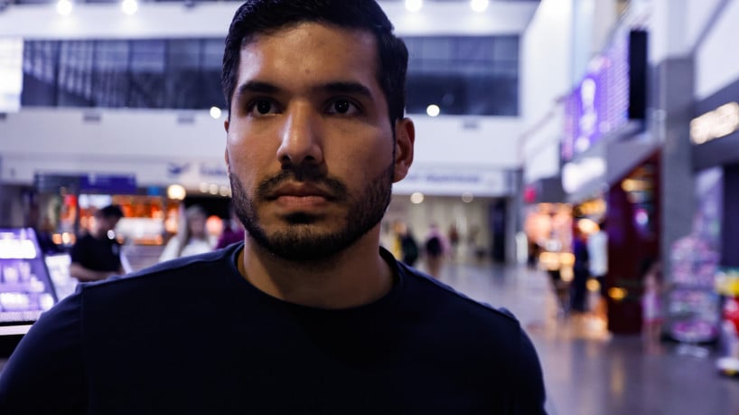 Deputado André Fernandes é hostilizado por manifestante no Aeroporto Pinto Martins, em Fortaleza 
