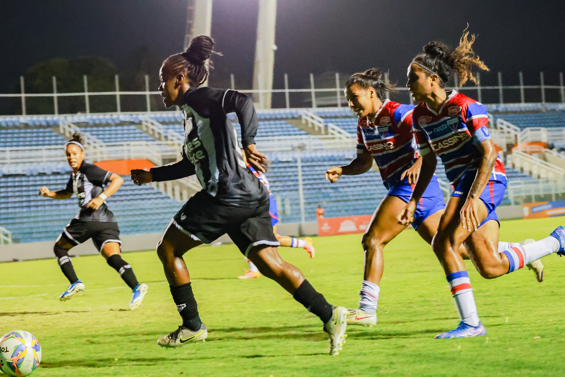 Fortaleza, Ce , BR - 21.11.25 - Classico Rainha - Primeiro jogo da final do campeonato cearense feminino entre as equipes do Ceará e Fortaleza no Estádio Presidente Vargas (FCO FONTENELE/O POVO) (Foto: FCO FONTENELE)