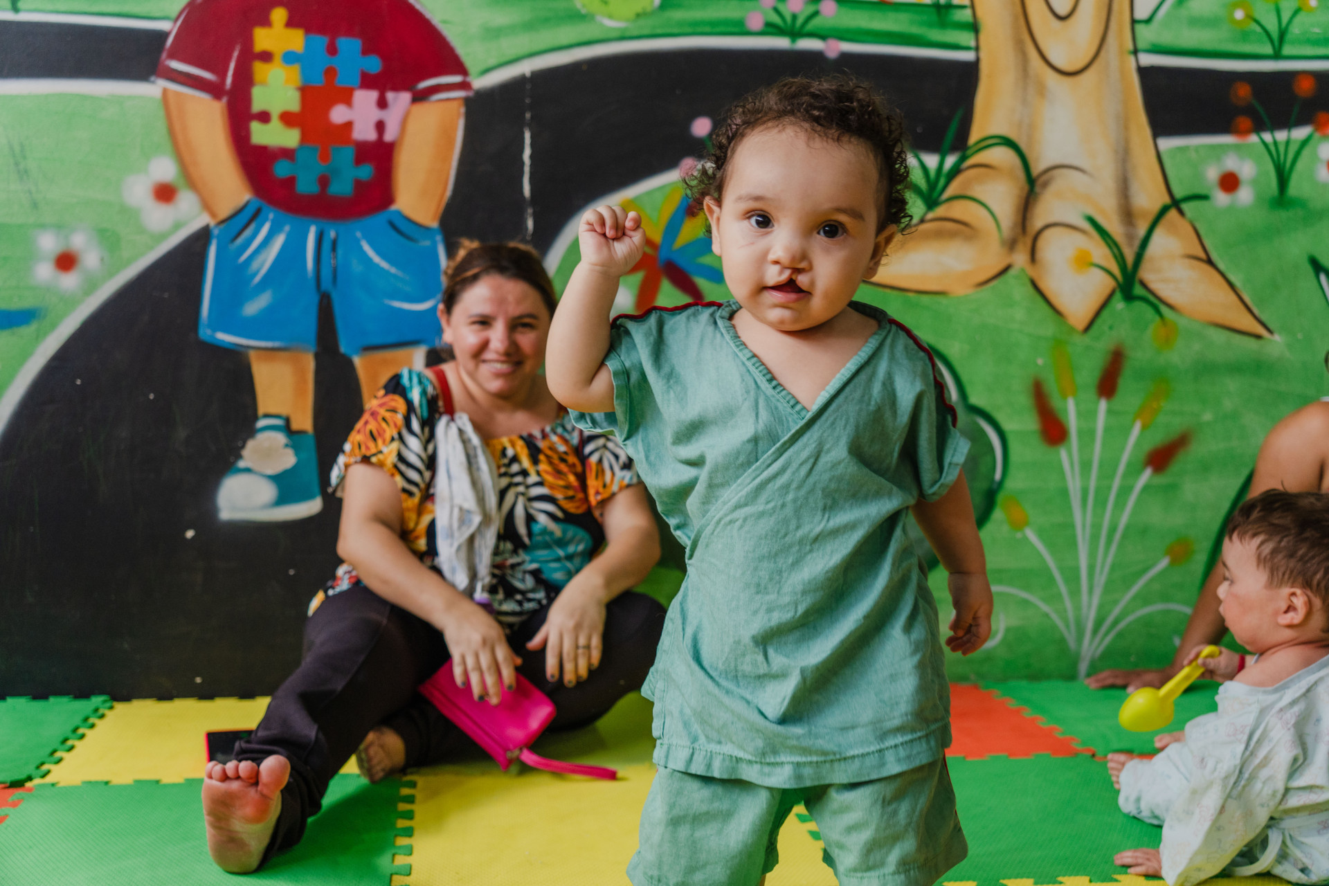 FORTALEZA, CEARÁ, BRASIL, 22-11-2025: Dia C de Cirurgias, no Hospital Infantil Albert Sabin. Na foto, Cícera (mãe), 35 anos, dona de casa, e Aurora, de 1 ano e 4 meses. (Foto: Fernanda Barros/ O Povo)(Foto: FERNANDA BARROS)