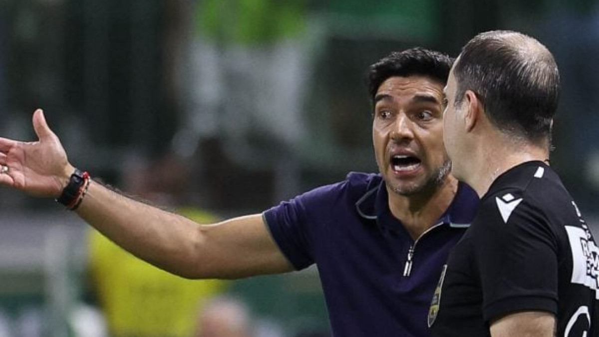 Após novo tropeço no Brasileirão, técnico reconhece superioridade do Flamengo na reta final e direciona foco para a decisão da Libertadores