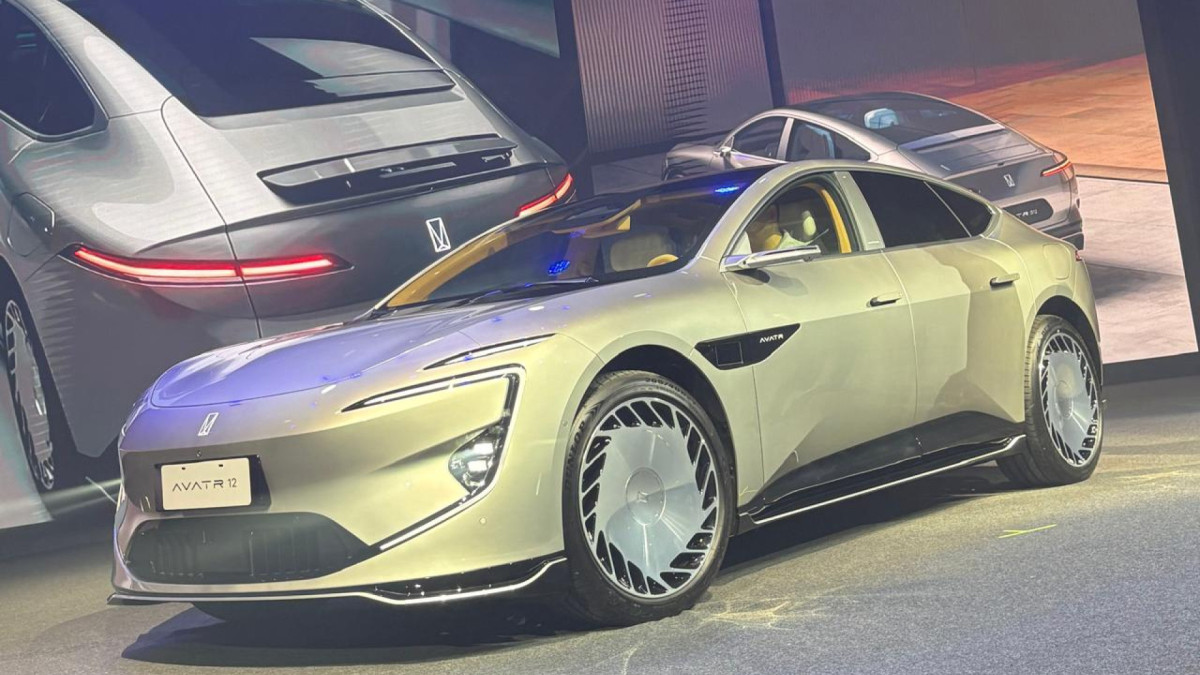 A Avatr 12 tem cinco metros de comprimento, 1,99 m de largura, 1,46 m  de altura, e distância entre eixos de três metros. São 315 cv e torque de 37, 4 kgfm. Faz de 0 a 100 km/h em 6,7 segundos