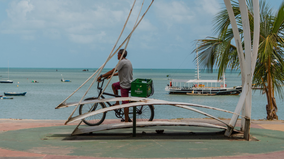 FORTALEZA, CEARÁ, BRASIL, 23-11-2025: Reportagem sobre as condições estruturais de estátuas e esculturas da orla da Beira Mar e Praia de Iracema. Na foto, a escultura 