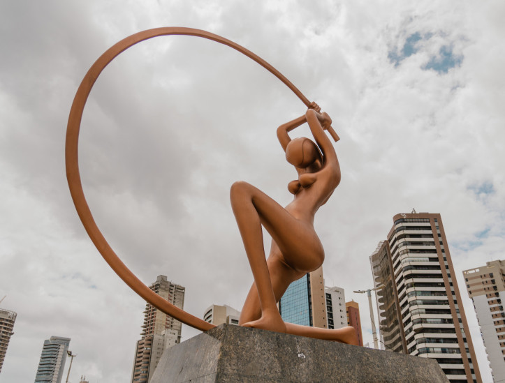 FORTALEZA, CEARÁ, BRASIL, 23-11-2025: Reportagem sobre as condições estruturais de estátuas e esculturas da orla da Beira Mar e Praia de Iracema. Na foto, a estátua "Iracema Guardiã", do artista Zenon da Cunha Mendes Barreto, de 1995, na Praia de Iracema. (Foto: Fernanda Barros/ O Povo)