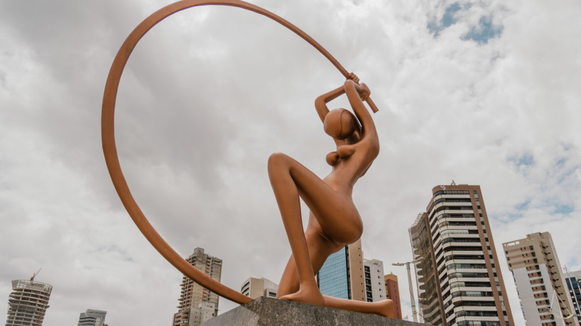 Rev&eacute;illon 2026 promete levar mais de um milh&atilde;o de pessoas para a Praia de Iracema. Veja como ser&aacute; o funcionamento do transporte p&uacute;blico nos dias 31 de dezembro e 1&ordm; de janeiro. Na foto, a est&aacute;tua "Iracema Guardi&atilde;", do artista Zenon da Cunha Mendes Barreto, de 1995, na Praia de Iracema. (Foto: Fernanda Barros/ O Povo) 