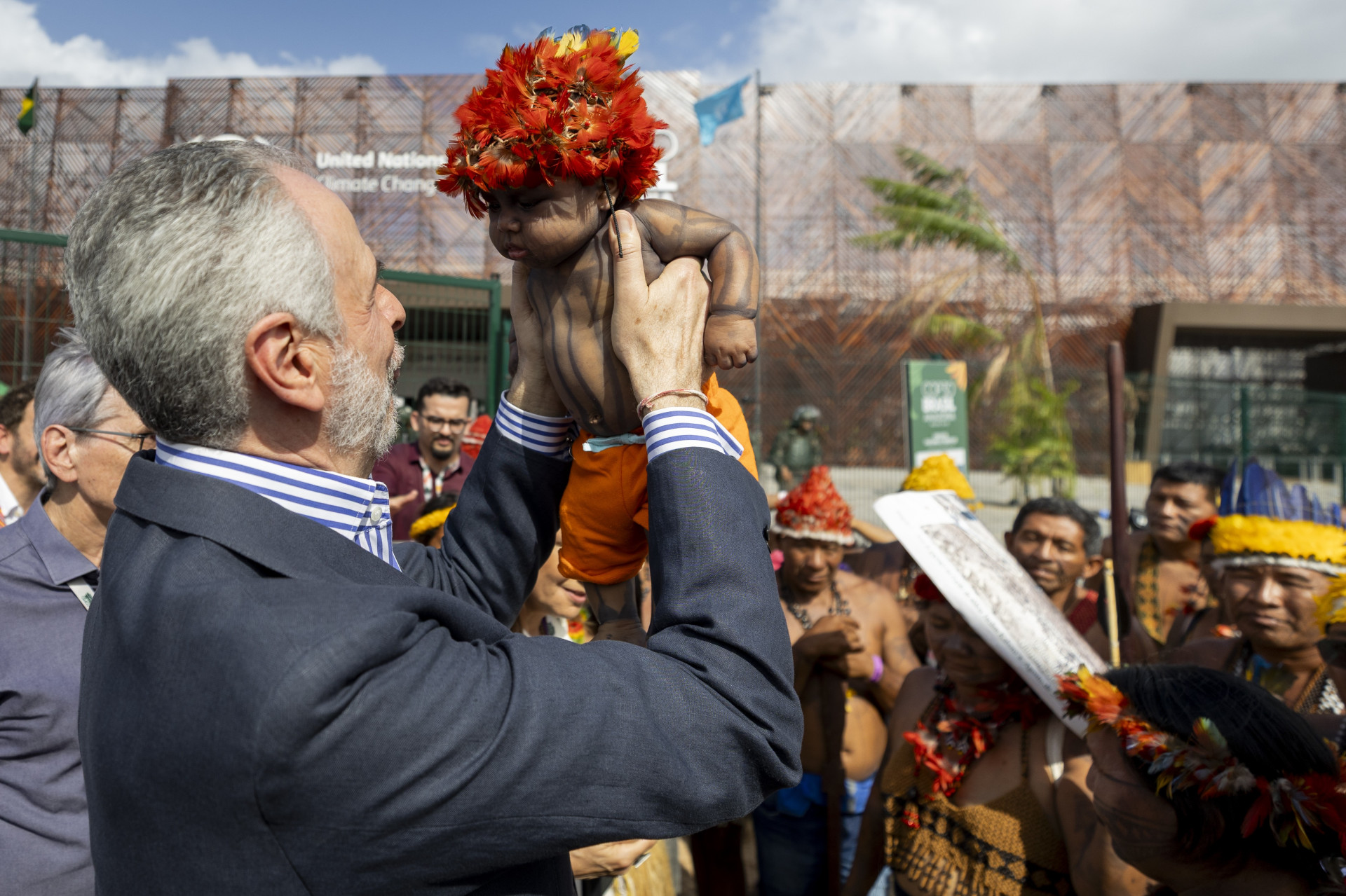 ￼O presidente da COP 30, André Correa do Lago conversa com indígenas da etnia Munduruku  (Foto: Felipe Werneck/COP30)