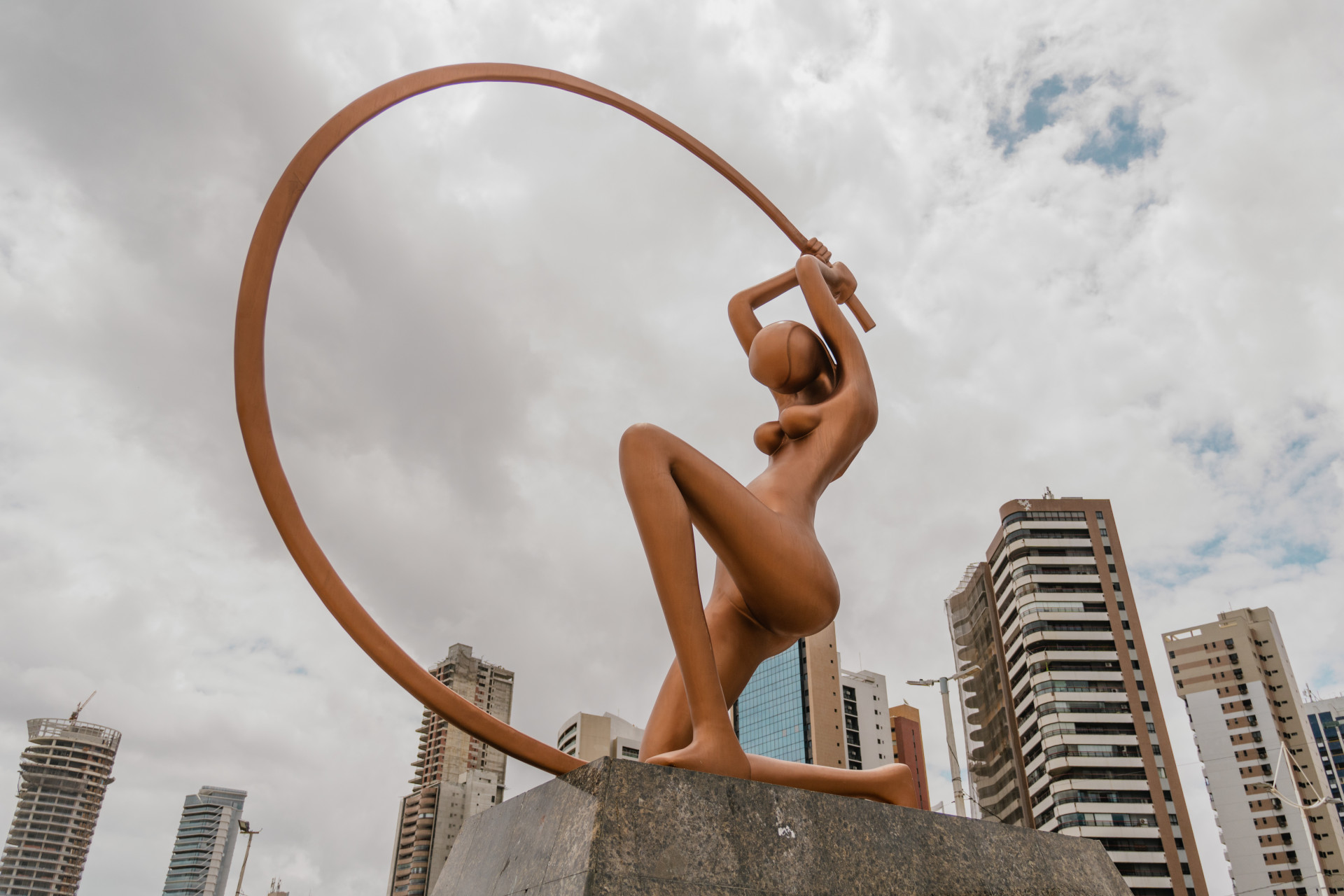  Na foto, a est&aacute;tua "Iracema Guardi&atilde;", do artista Zenon da Cunha Mendes Barreto, de 1995, na Praia de Iracema (Foto: FERNANDA BARROS)