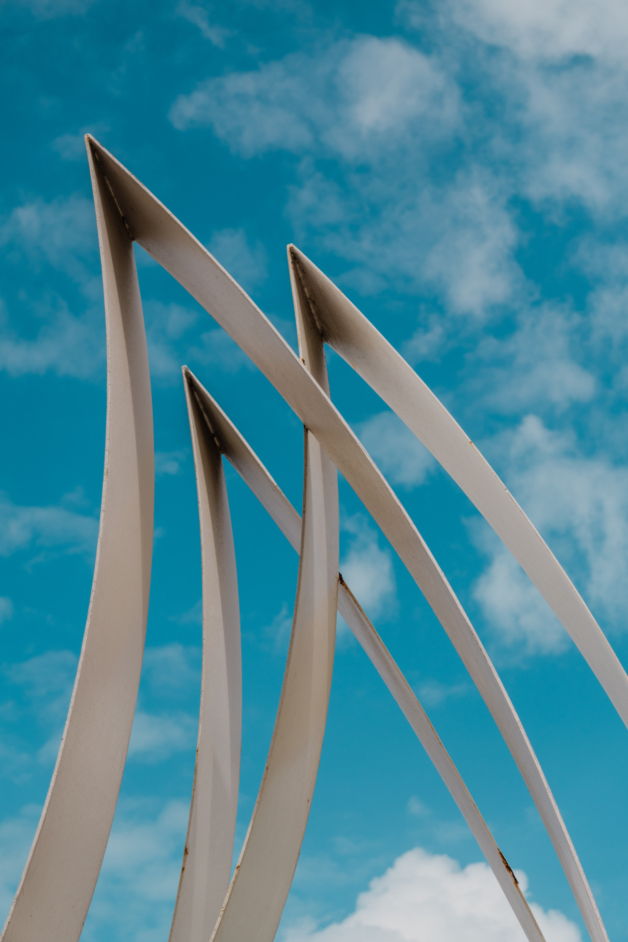 FORTALEZA, CEARÁ, BRASIL, 23-11-2025: Reportagem sobre as condições estruturais de estátuas e esculturas da orla da Beira Mar e Praia de Iracema. Na foto, a escultura "Monumento ao Jangadeiro", de Sérvulo Esmeraldo, no bairro Mucuripe. (Foto: Fernanda Barros/ O Povo)