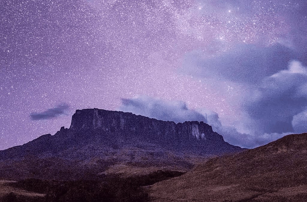 À noite, o topo do monte revela um espetáculo celeste. Longe da poluição luminosa, o céu é cristalino. Constelações e a Via Láctea parecem ao alcance da mão. É uma experiência mística para quem acampa no cume.