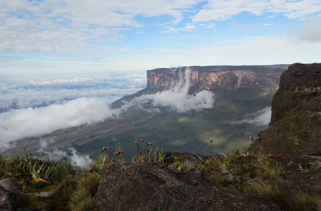 O Monte Roraima transcende fronteiras e culturas. É símbolo de mistério, ciência e espiritualidade. Inspira escritores, aventureiros e comunidades locais. Sua imagem permanece como ícone da natureza intocada e da imaginação humana.