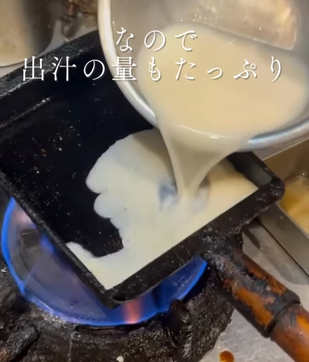 Muita gente achou que o vídeo era fake.  O narrador dizia: Alguma vez vocês já viram isso? É um ovo branco, a gema é branca, e ele está fazendo omelete branco. Curioso. Não parece tão apetitoso assim