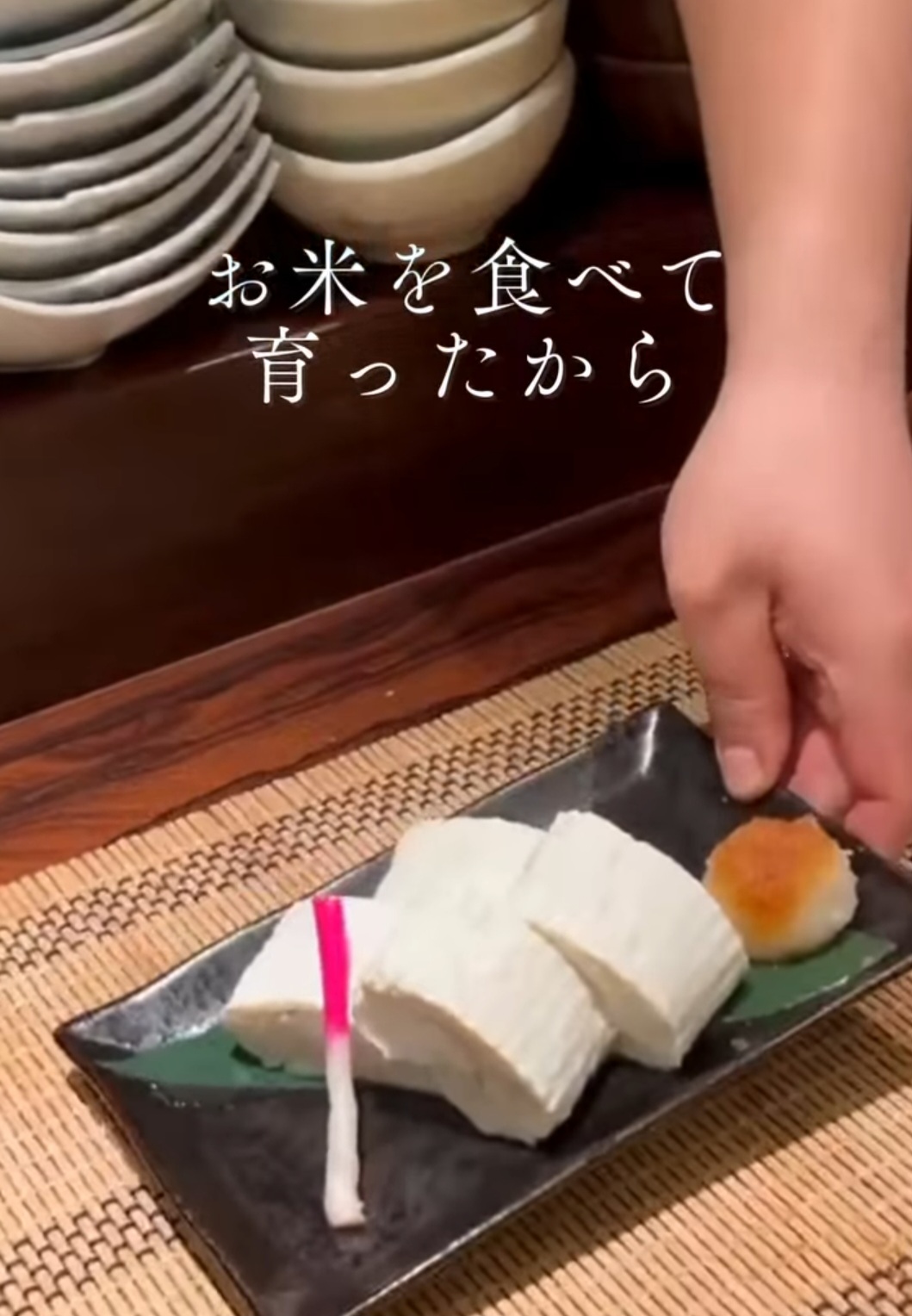 A tonalidade da gema, portanto, depende da alimentação da galinha.  E as gemas brancas renderam, junto com a clara, um quitute que faz sucesso por lá. 