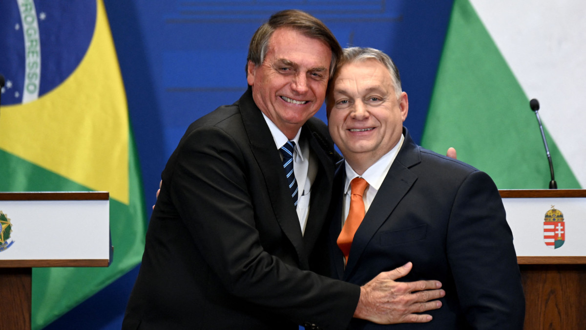 O primeiro-ministro da Hungria, Viktor Orban (à direita), e o ex-presidente do Brasil, Jair Bolsonaro, se abraçam após concederem uma coletiva de imprensa conjunta em 17 de fevereiro de 2022, em Budapeste, Hungria.