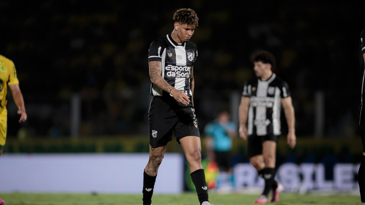 Marcos Victor, zagueiro do Ceará, lamenta após durante a derrota