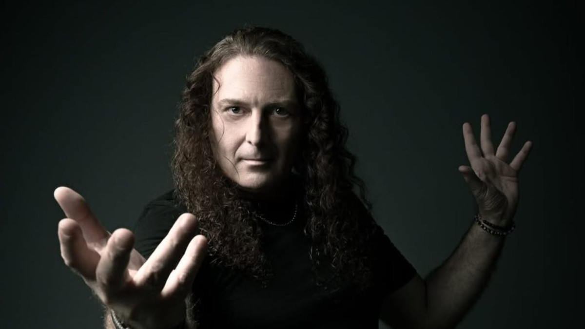 Fabio Lione se despede do Angra com show marcado para 2026
