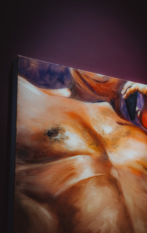 O corpo nú é abordado sem tabus, convidando o expectador a compartilhar o intimo de forma misteriosa(Foto: Alice Dote/Divulgação)