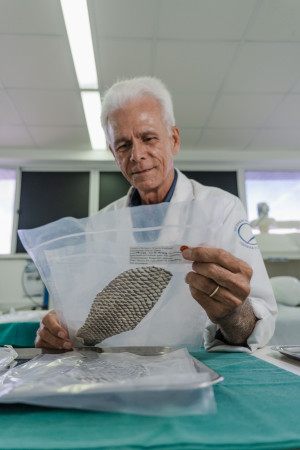 Edmar Maciel é coordenador da pesquisa da Pele da Tilápia, no Núcleo de Pesquisa e Desenvolvimento de Medicamento(Foto: FERNANDA BARROS)