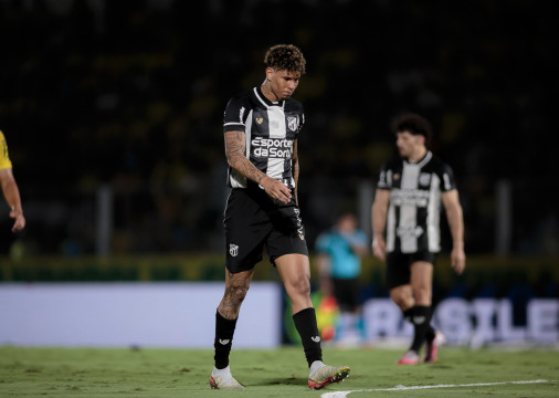Marcos Victor, zagueiro do Ceará, lamenta após durante a derrota