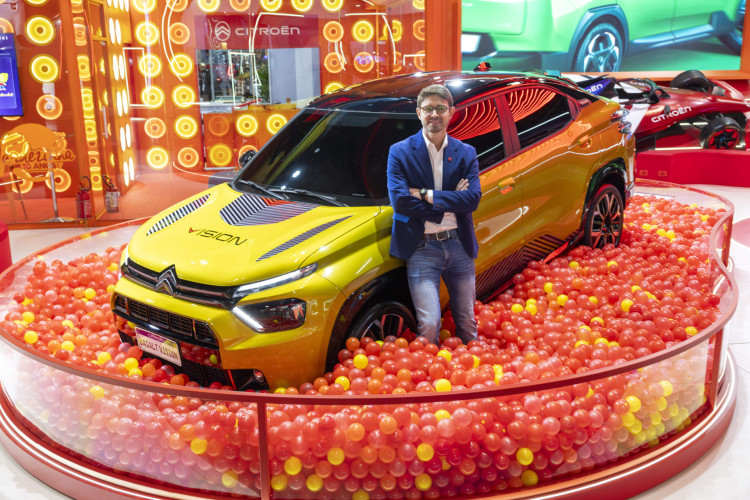 Felipe Daemon, vice-presidente da marca Citroën para a América do Sul, na piscina de bolinhas com o Basalt Vision