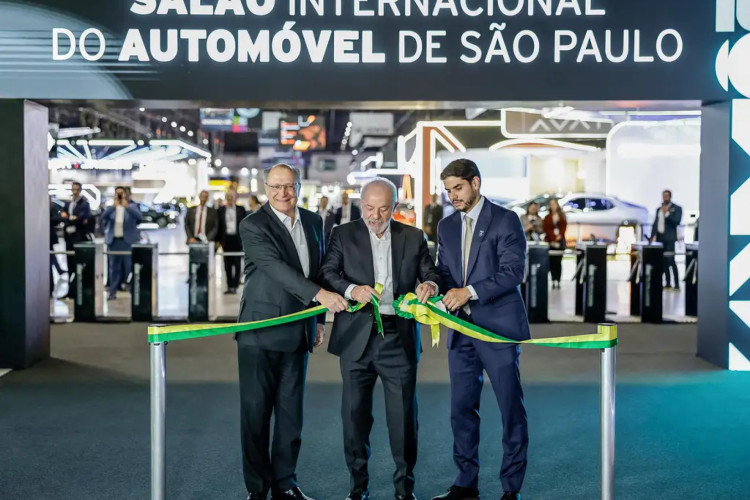 Lula durante a abertura do Salão do Automóvel de São Paulo, com o vice-presidente e ministro do Desenvolvimento, Indústria, Comércio e Serviços, Geraldo Alckmin, com o presidente da Anfavea, Igor Calvet