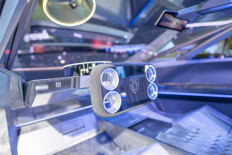 O inédito Hypersquare, sistema de direção steer-by-wire que substitui o volante tradicional por um comando intuitivo inspirado no universo dos games, poderá ser testado em simulador   