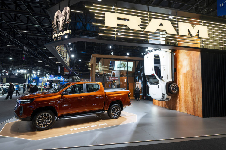 A Warlock de cor branca perolizada exposta no Salão está suspensa na vertical