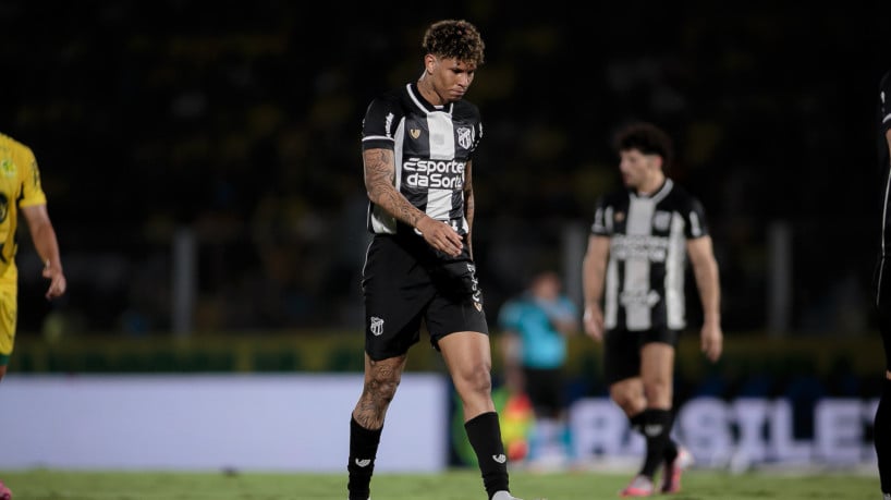 Marcos Victor, zagueiro do Ceará, lamenta após durante a derrota 