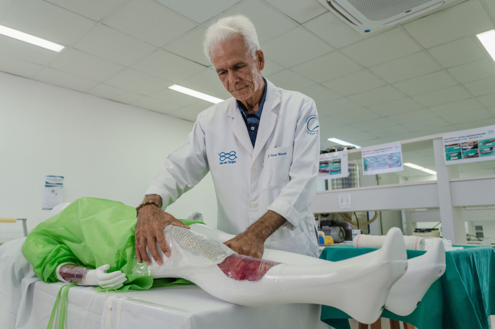 Dr. Edmar Maciel, coordenador da pesquisa da Pele de Tilápia: pesquisas ajudam no tratamento de queimaduras(Foto: FERNANDA BARROS)