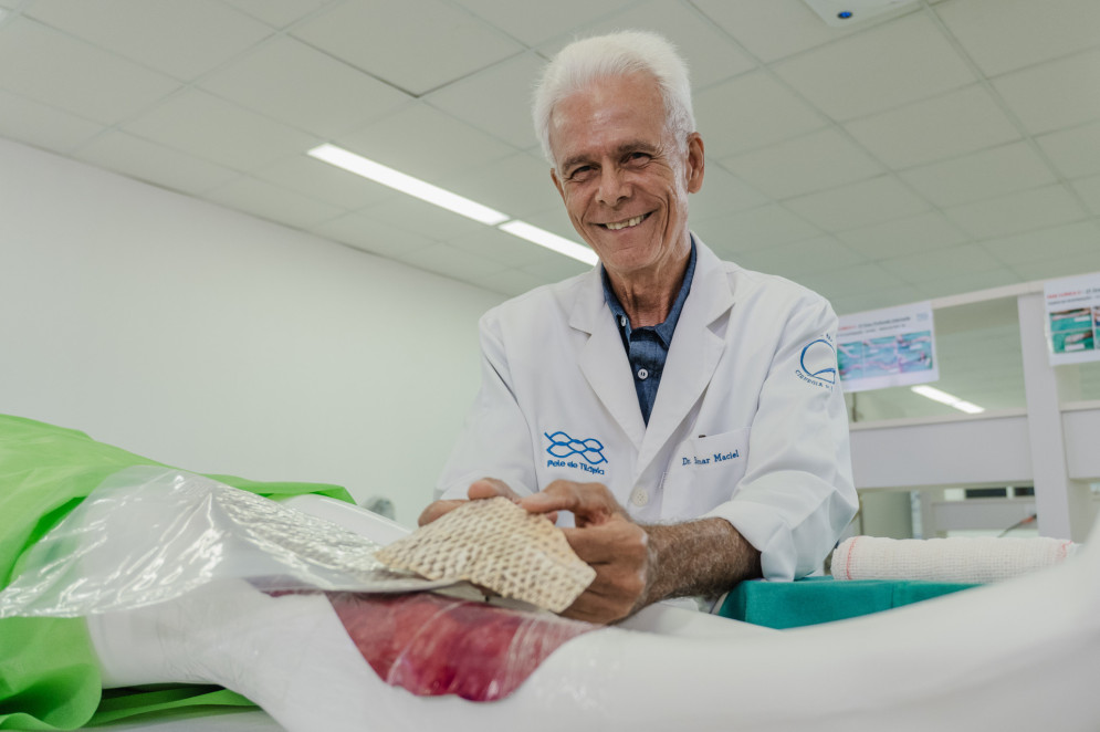 A pele de tilápia já apareceu em cinco grandes seriados internacionais: The Good Doctor, Grey's Anatomy, Vampiro, The Resident e One Piece(Foto: FERNANDA BARROS)