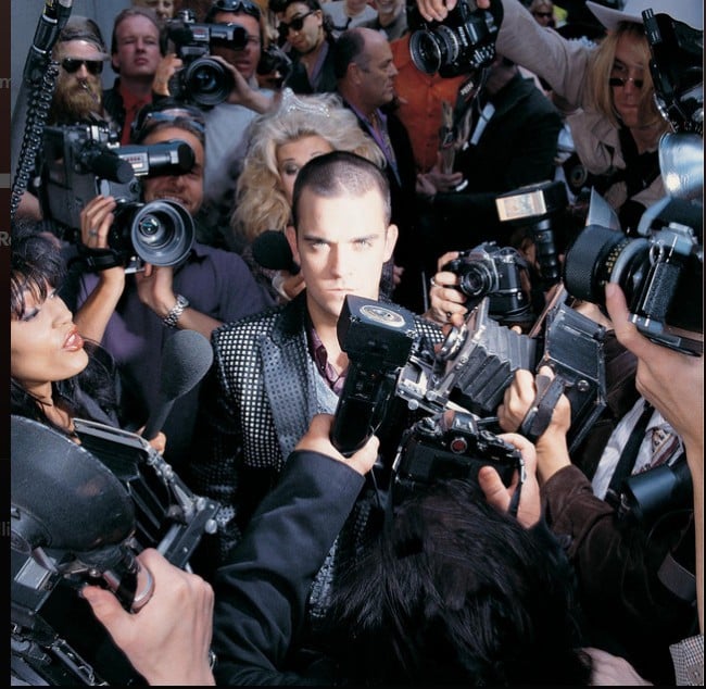 Em 1997, lançou “Life Thru a Lens”, seu primeiro álbum solo, que apresentou “Angels”, uma das músicas mais marcantes de sua discografia.
