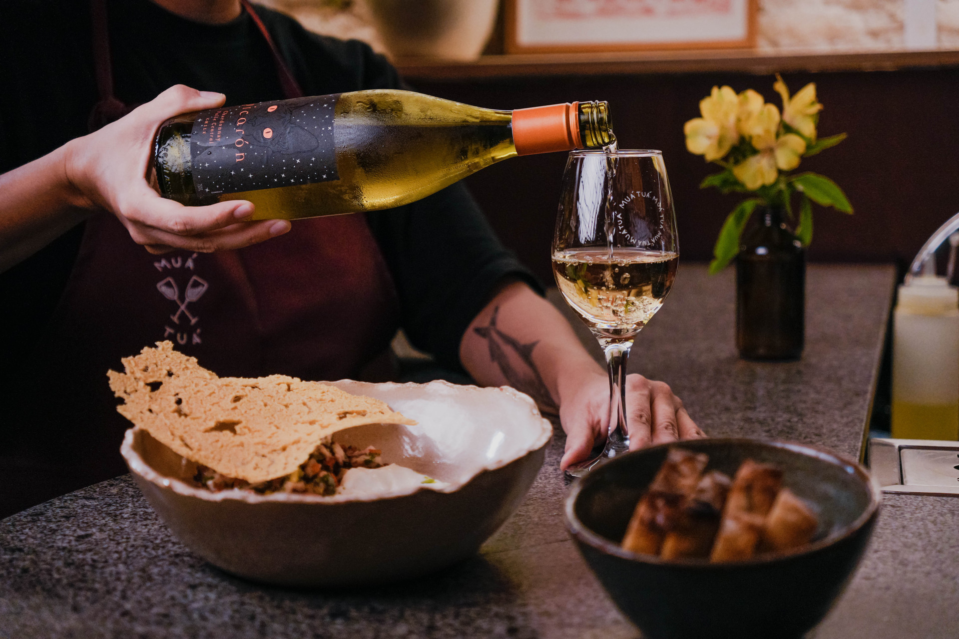 FORTALEZA, CEARÁ, BRASIL, 21-11-2025: Rodízios de vinho em Fortaleza. Na foto,  o vinho do Muá Tuá. (Foto: Fernanda Barros/ O Povo) (Foto: FERNANDA BARROS)