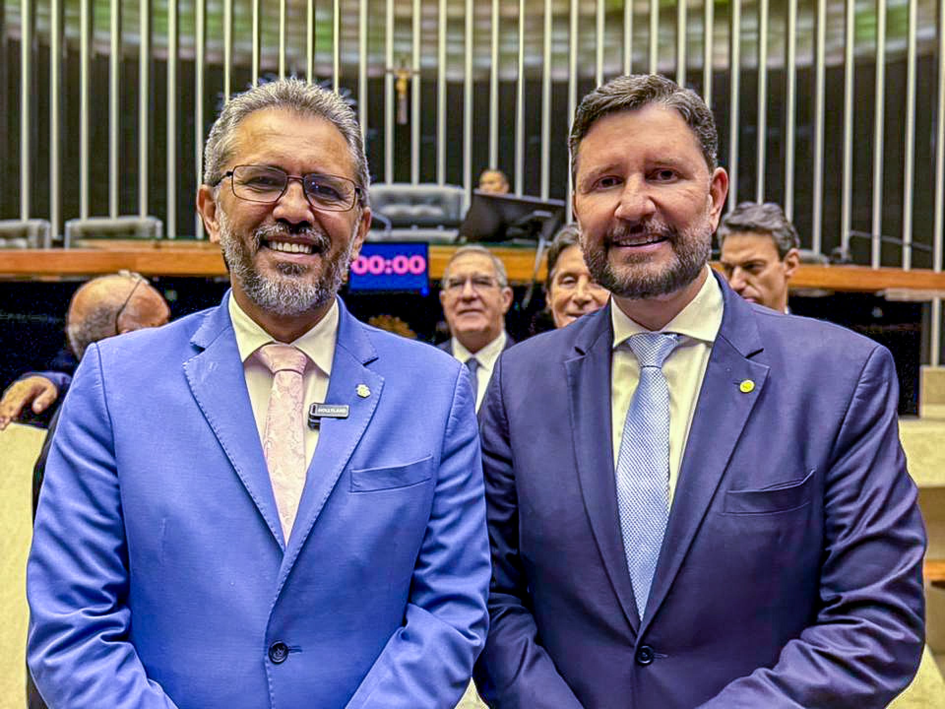 O governador do Ceará, Elmano de Freitas (PT), ao lado do presidente da Alece, Romeu Aldigueri (PSB), em sessão solene conjunta no Congresso Nacional