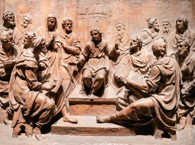 Jesus escolheu doze apóstolos para acompanhá-lo e espalhar sua mensagem. Entre eles estavam Pedro, Tiago, João e Judas Iscariotes, que mais tarde o trairia. 