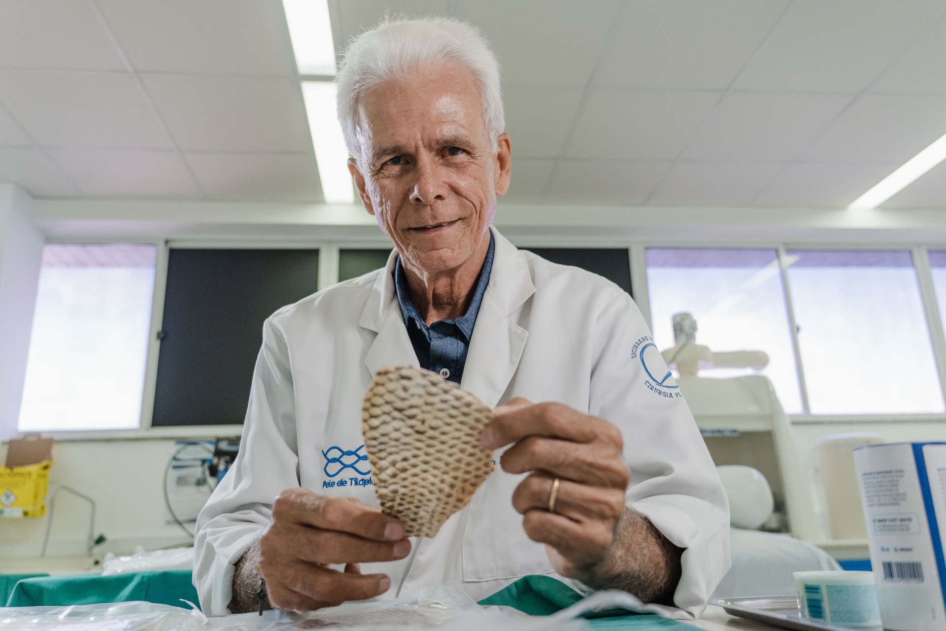 Médico Edmar Maciel tem 69 anos e coordena pesquisa que usa pele de tilápia no tratamento de queimados  (Foto: FERNANDA BARROS)