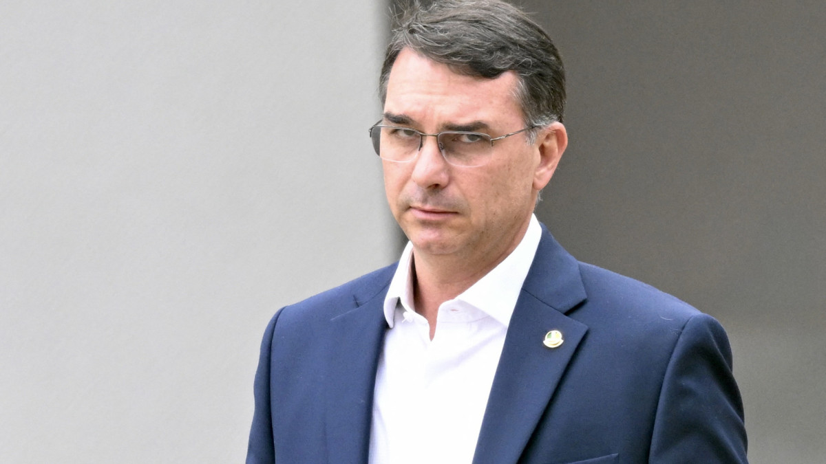 O senador Flávio Bolsonaro afirmou haver acordo para que Alcides Fernandes receba segundo voto ao Senado por parte de aliados de Ciro Gomes
