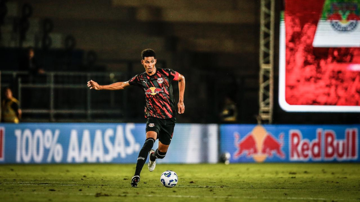 Zagueiro Alix Vinícius no jogo RB Bragantino x Atlético-MG, pelo Campeonato Brasileiro Série A 2025