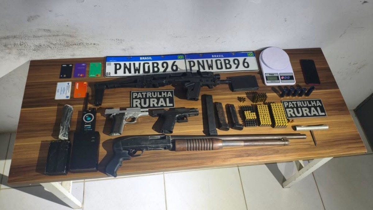 Um homem não identificado fugiu  quando as viaturas se aproximaram da residência onde as armas foram apreendidas
