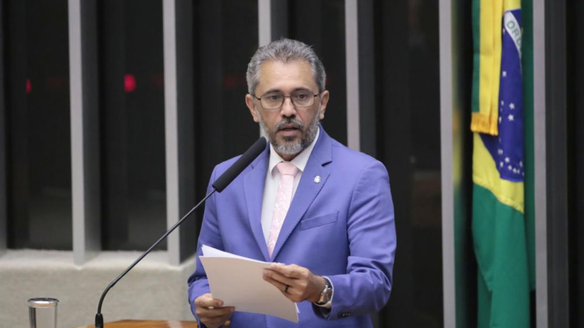 O governador Elmano de Freitas (PT)