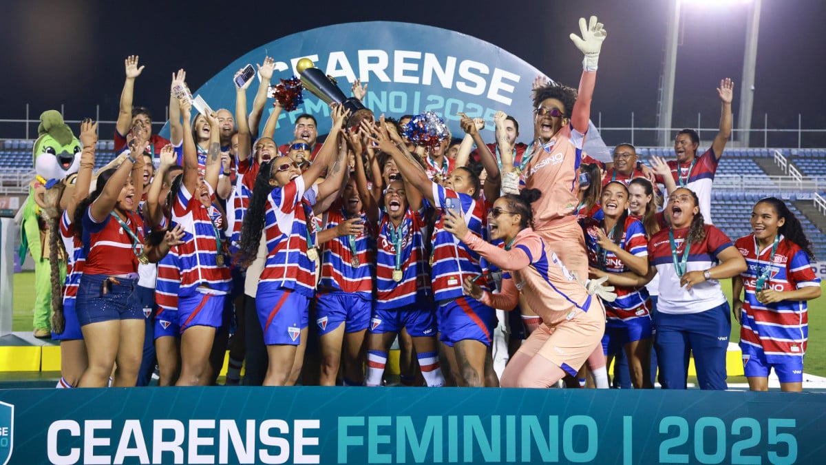 Jogadoras do Fortaleza comemoram o título cearense após venceram o Ceará nos pênaltis no estádio Presidente Vargas
