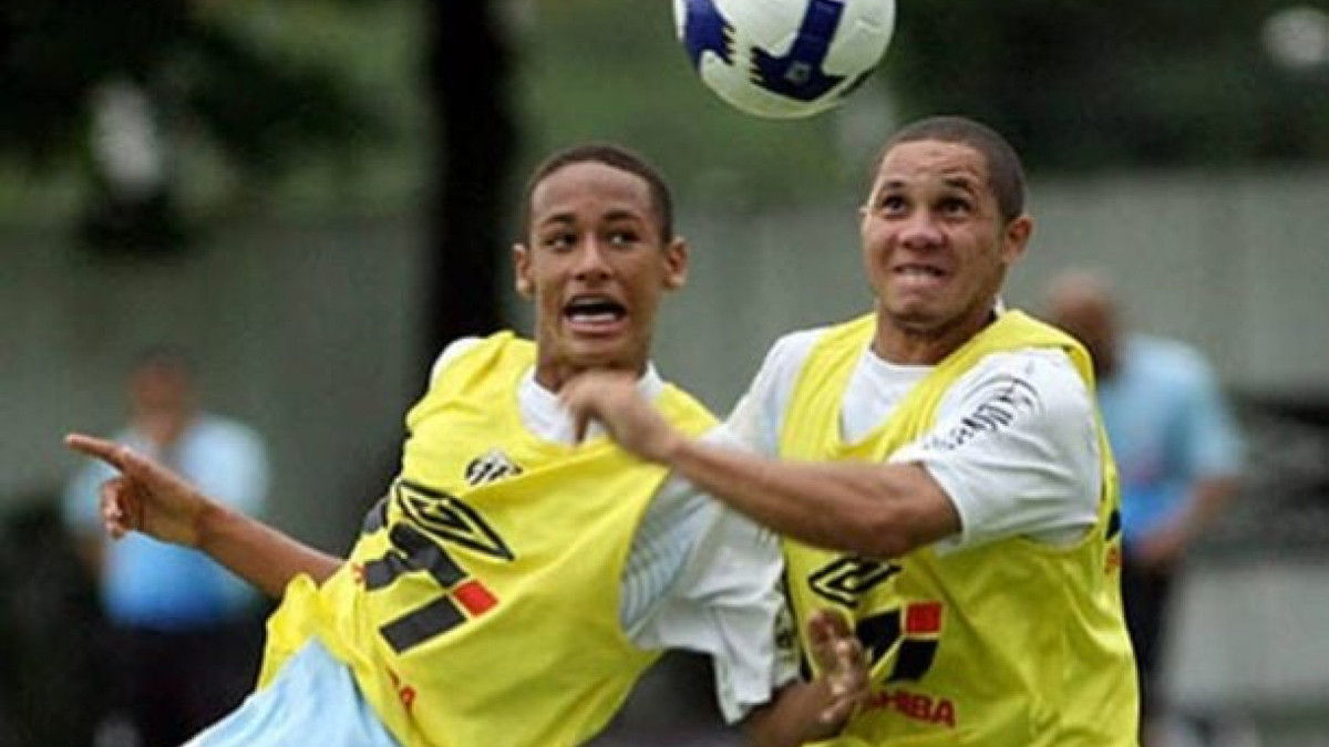 Ex-jogador, campeão pelo Peixe, falou ao J10 sobre a luta da equipe contra o descenso e destacou a importância de Neymar no time 