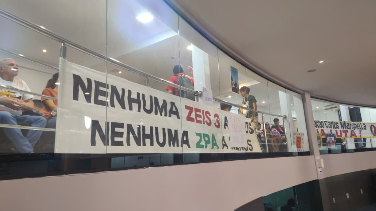 Manifestantes ocupam galerias da Câmara Municipal