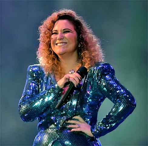 Em 2003, ela lançou seu primeiro disco, “Maria Rita”, com hits como “A Festa”, “Encontros e Despedidas” - tema da novela “Senhora do Destino” -, ambas de Milton Nascimento, “Cara Valente” e “Menininha do Portão”. 
