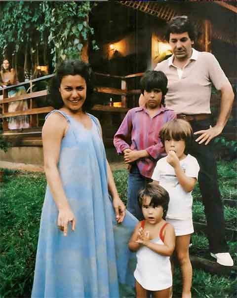 A família de artistas se estende para os quatro irmãos, o produtor musical João Marcello Bôscoli, o cantor Pedro Mariano, o baixista Marcelo Camargo Mariano e a cantora Luísa Camargo Mariano. 
