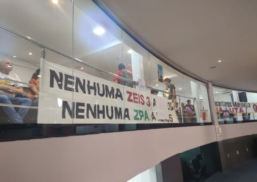 Manifestantes ocupam galerias da Câmara Municipal