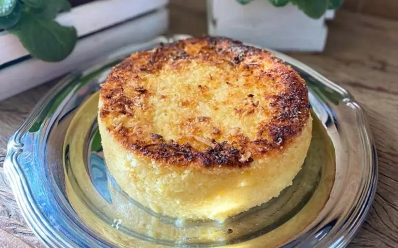 Sua textura única e o sabor marcante vêm da mistura do coco e do queijo, que criam um contraste doce-salgado muito agradável ao paladar. Ingredientes como canela ou essência de baunilha, frequentemente usados na receita, dão aroma irresistível.