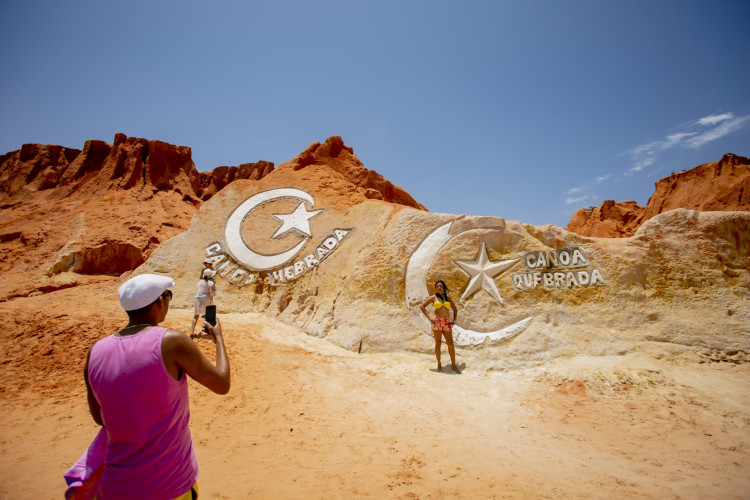 Logo de Canoa Quebrada é cenário de várias fotos turísticas 