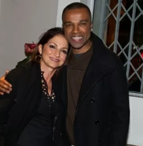 O sucesso em espanhol foi tanto que, em 1999, a cantora Gloria Estefan convidou Alexandre Pires para gravar um dueto para a música Santo Santo, que o consagrou como um dos grandes intérpretes da América Latina.